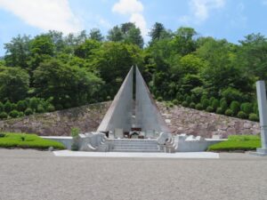 日航ジャンボ機墜落事故追悼施設「慰霊の園」