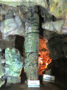 「不二洞」内部の鍾乳石